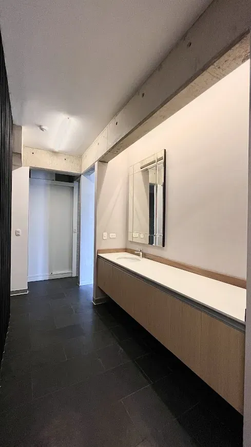 Baño integrado con lavatorio corrido